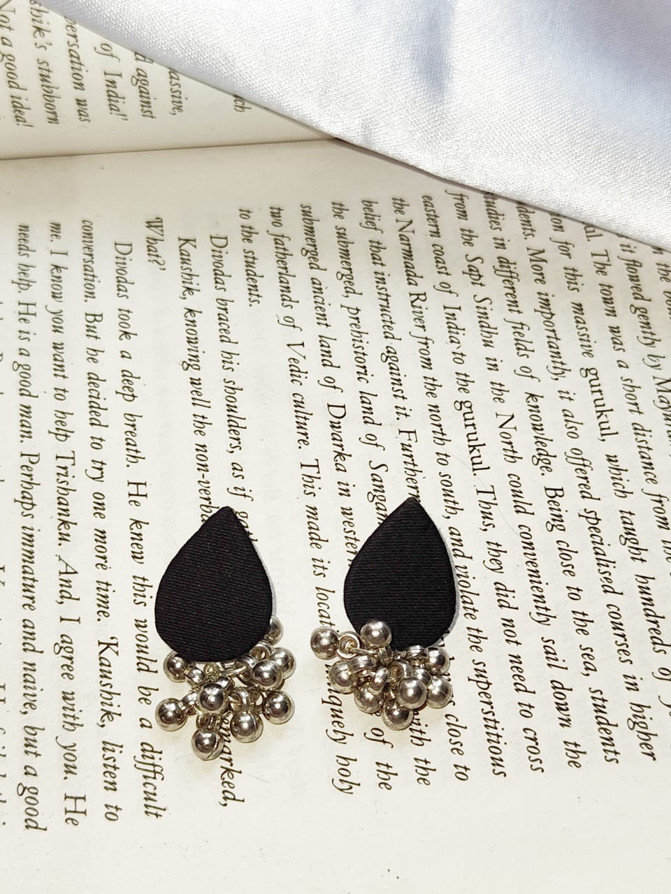 Chhavi Black Earrings